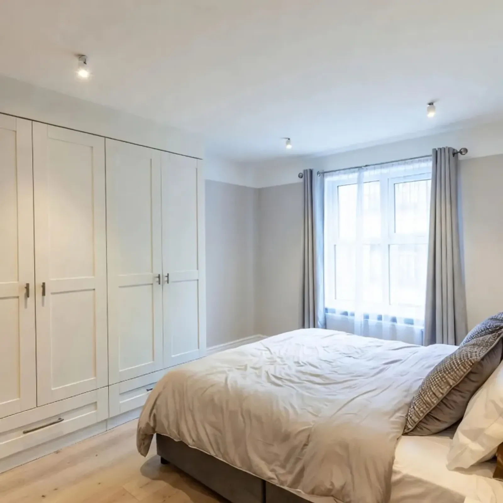 Room in Stillorgan, Dublin - Image 4